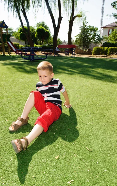 Gelukkige jongen op speelplaats — Stockfoto