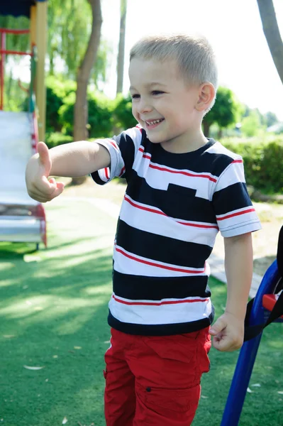 Rapaz feliz no parque infantil — Fotografia de Stock