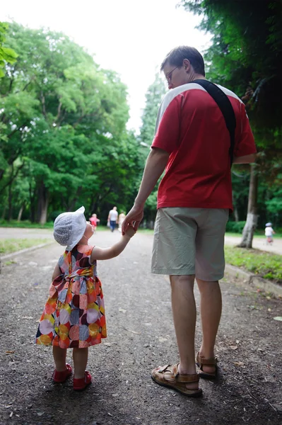Junger Vater und seine kleine Tochter zu Fuß — Stockfoto
