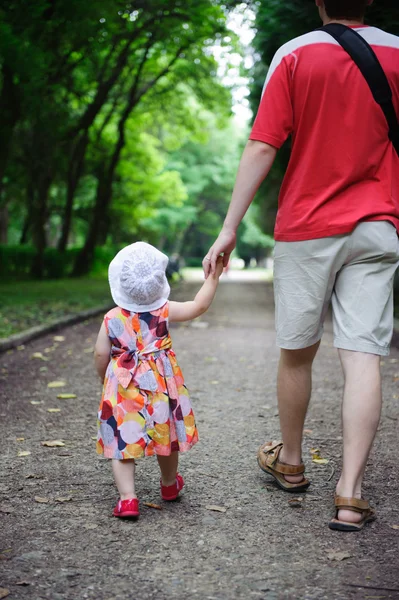 若い父と彼は小さな娘を歩く — ストック写真