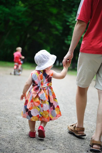 Junger Vater und seine kleine Tochter zu Fuß — Stockfoto
