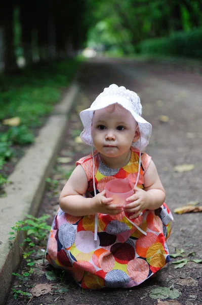 Schattige babymeisje in witte hoed — Stockfoto