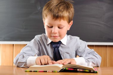 sevimli çocuk masasında kitaplar