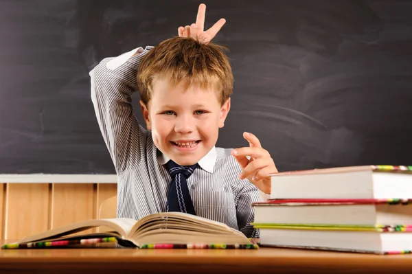 Schattige jongen gek op de les — Stockfoto