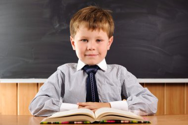 sevimli çocuk masasında kitaplar