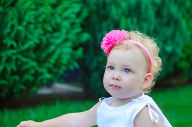 Beyaz elbiseli küçük kız