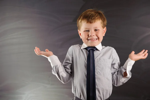 Carino ragazzo contro lavagna — Foto Stock