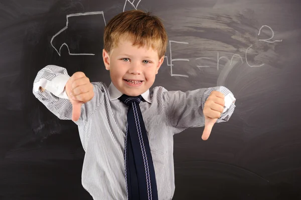 Schattige jongen tegen schoolbord — Stockfoto