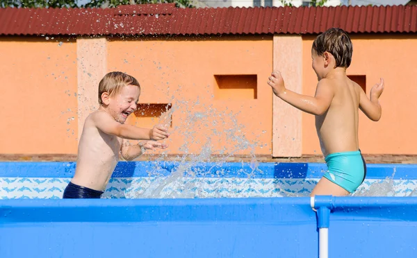 Two boys splashing — Stock Photo, Image