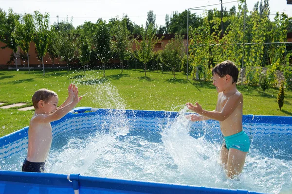 Two boys splashing — Stock Photo, Image