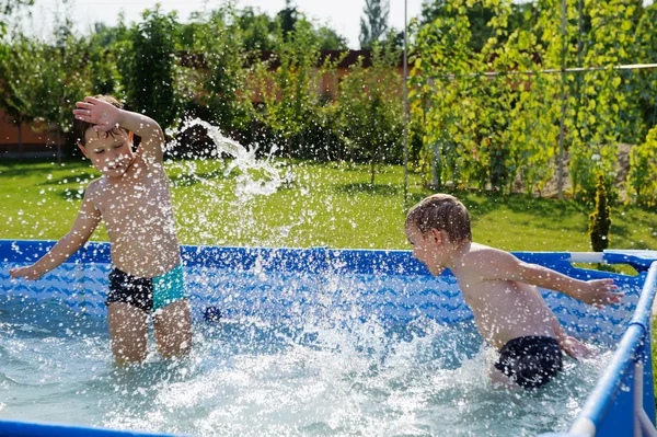 Two boys splashing — Stock Photo, Image