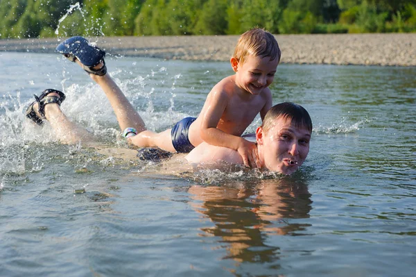 若い父と息子の川で泳いでいます。 — ストック写真