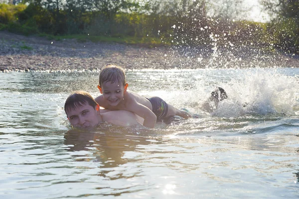 若い父と息子の川で泳いでいます。 — ストック写真