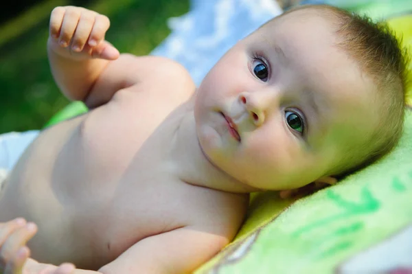 Schattige baby jongen portret — Stockfoto