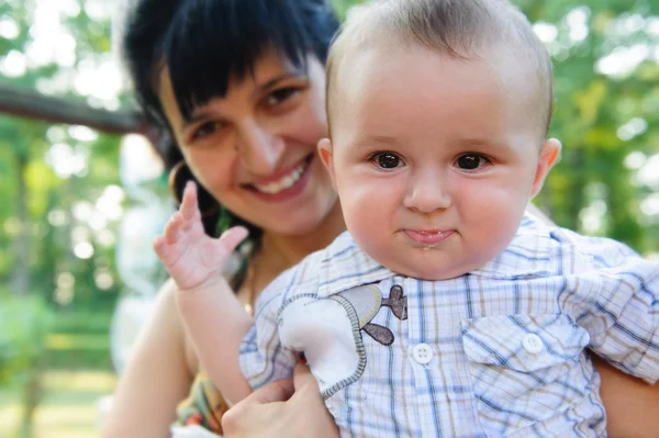 Ung mamma och hennes son i park — Stockfoto