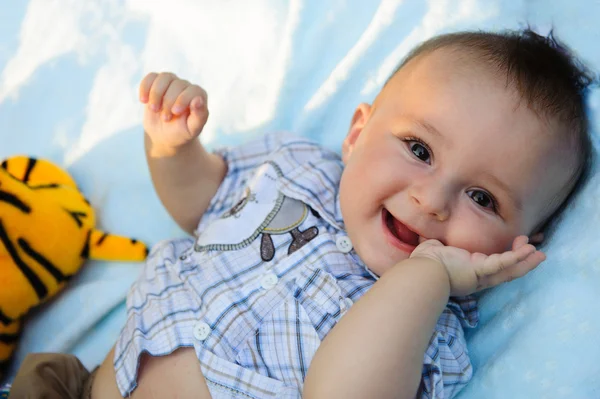 Schattige baby jongen portret — Stockfoto