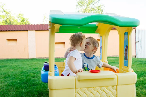 Crianças beijando — Fotografia de Stock