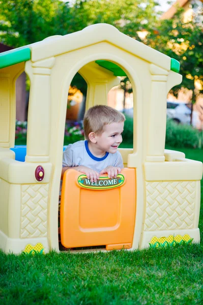 Spelen in tiy huis — Stockfoto