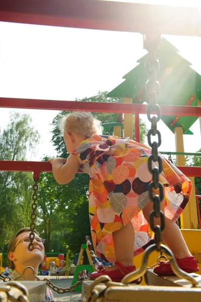 Padre con figlia nel parco giochi — Foto Stock