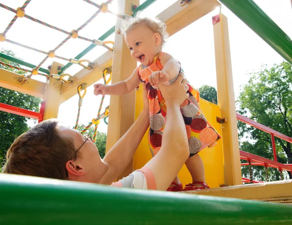 Padre con hija en el patio de recreo — Foto de Stock