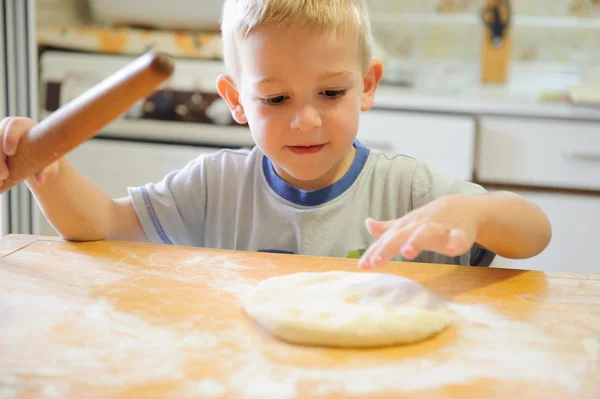 Rolling dough — Stock Photo, Image