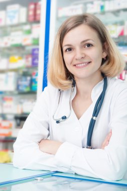 genç gülümseyen kimyager