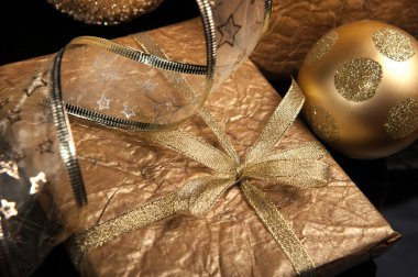 Noel süslemeleri siyah zemin üzerine altın set