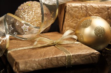 Noel süslemeleri siyah zemin üzerine altın set