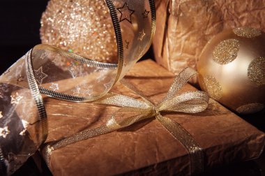 Noel süslemeleri siyah zemin üzerine altın set