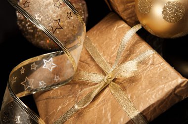 Noel süslemeleri siyah zemin üzerine altın set