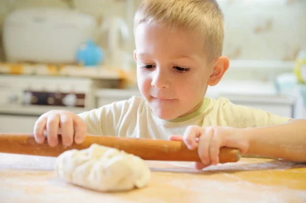 Rolling dough — Stock Photo, Image