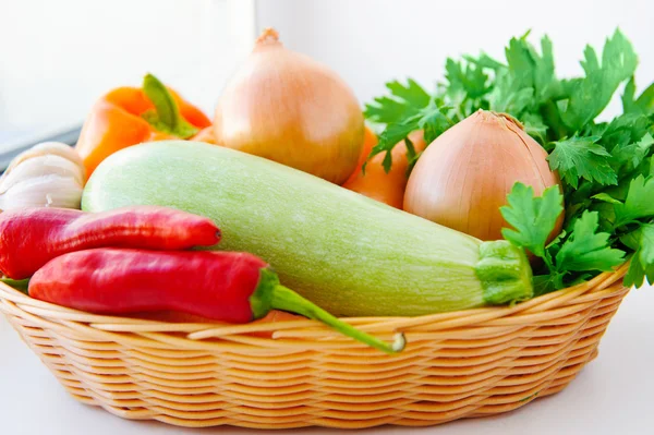 Légumes d'automne dans le panier — Photo