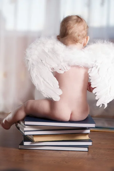 Angel sitting on stack of books — Stock Photo, Image