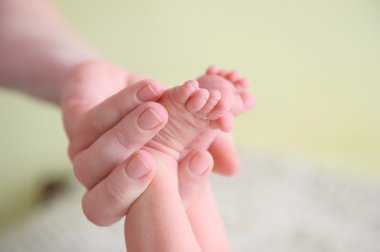 Yeni doğan bebek ayaklar