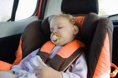 peuter meisje slaapt in baby autostoel