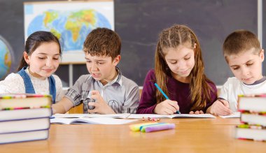 İlköğretim öğrencilerin sınıfta ders sırasında