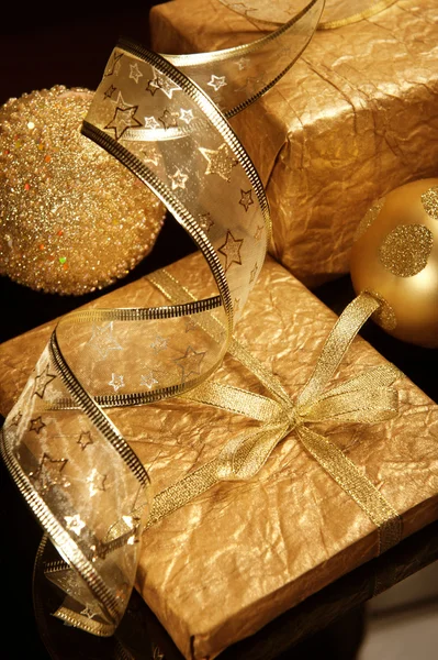 Noel süslemeleri siyah zemin üzerine altın set — Stok fotoğraf