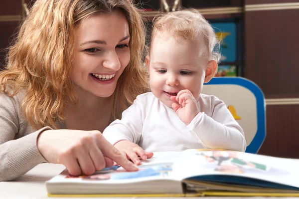 Family reading — Stock Photo, Image