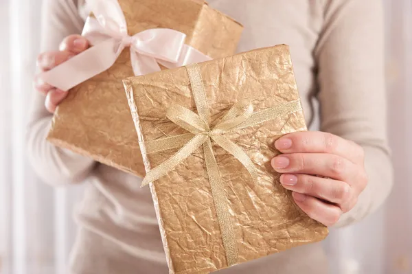 Presente de Natal em envoltório dourado — Fotografia de Stock