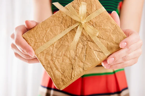 Regalo de Navidad en abrigo dorado — Foto de Stock