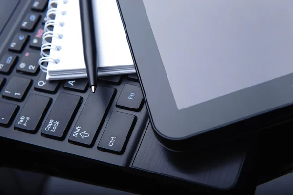 Tablet ordenador y portátil en el escritorio — Foto de Stock