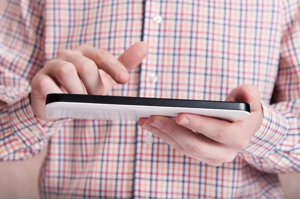 Hombre joven tocando la tableta pc — Foto de Stock