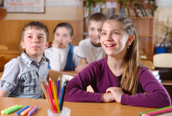 Alumnos de primaria en el aula durante la lección — Foto de Stock