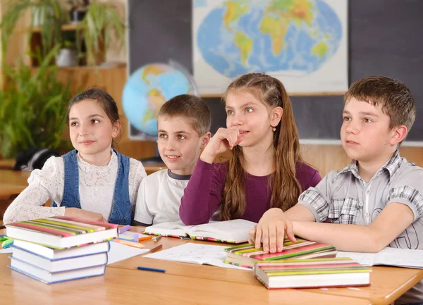 Quatro alunos em sala de aula — Fotografia de Stock