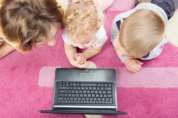 Jonge moeder met haar zoon en dochter op verdieping — Stockfoto