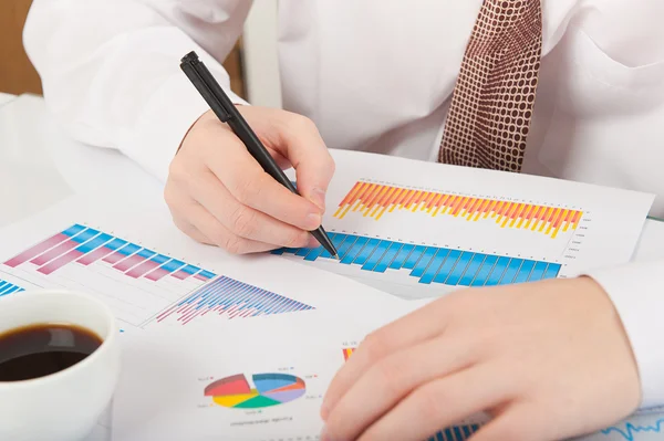 Businessman analyzing graphs — Stock Photo, Image