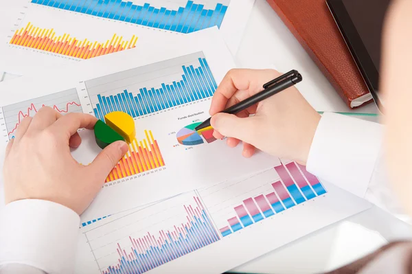 Geschäftsmann analysiert Diagramme und Grafiken — Stockfoto