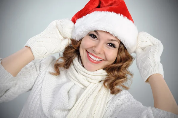 Atrakcyjna młoda kobieta w czerwonym kapeluszu santa — Zdjęcie stockowe