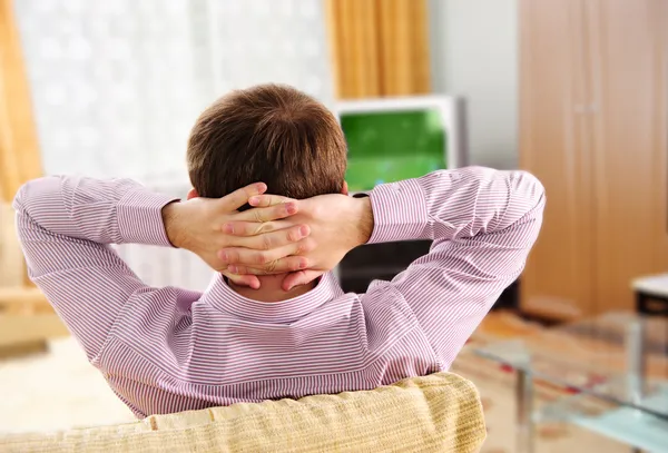 Hombre joven viendo la televisión en casa —  Fotos de Stock