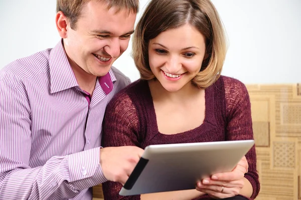 Νέοι που είναι χαμογελώντας ζευγάρι με ψηφιακή δισκίο — Φωτογραφία Αρχείου